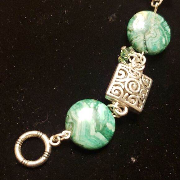 Marble Swirl Green Bead Silvertone Charm Bracelet - Picture 8 of 9